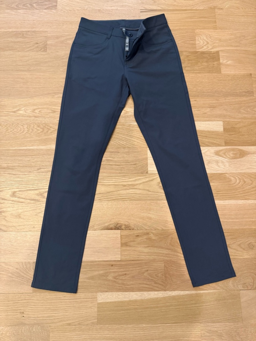 Vuori Men’s Meta athletic pants. 28” waist. 30 inseam. Worn 2 or 3 times. Gray